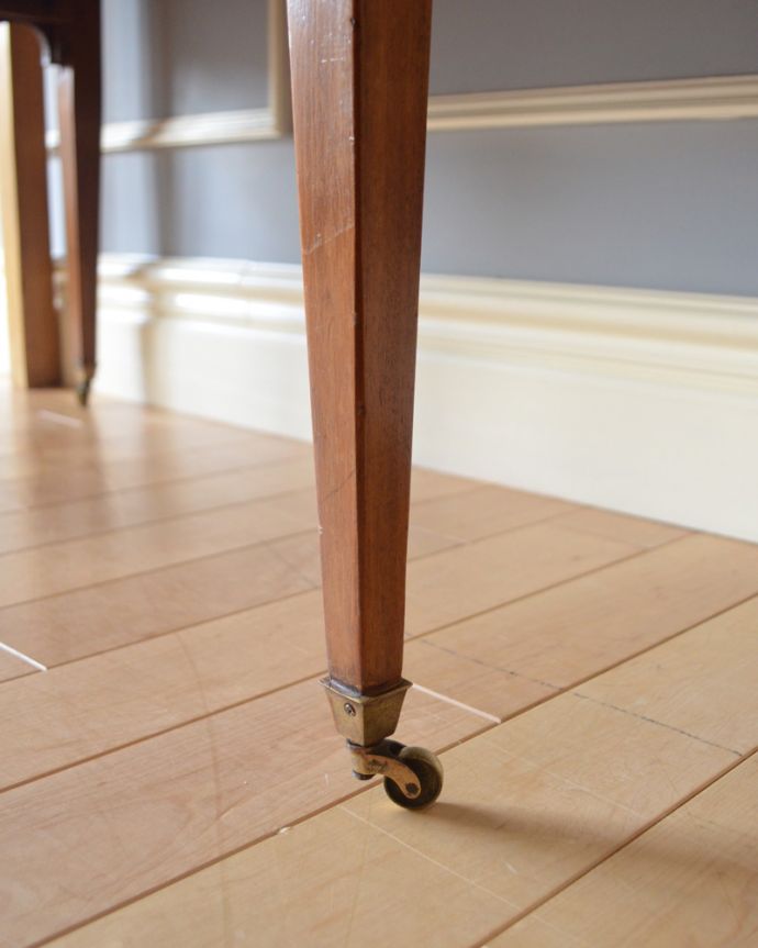 サイドボード　アンティーク家具　ウォルナット材の英国のアンティーク家具、タイルの美しさに惹きこまれるウォッシュスタンド。きちんと調整したので、新しいものと比べるとスムーズではありませんが、ちゃんと動きます。(k-1545-f)