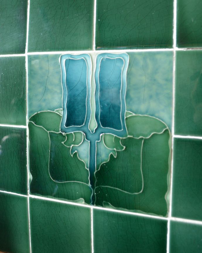 サイドボード　アンティーク家具　ウォルナット材の英国のアンティーク家具、タイルの美しさに惹きこまれるウォッシュスタンド。アンティークタイルも当時のもの。(k-1545-f)