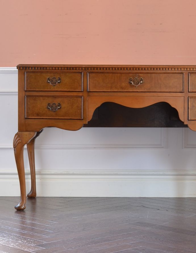 ロイドテーブル アンティーク家具 英国の書斎で使えるアンティーク家具、お仕事も捗る素敵なウォルナット材のデスク 。高級感のある木製のデスク。(k-1546-f)