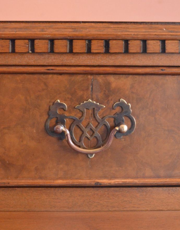 ロイドテーブル アンティーク家具 英国の書斎で使えるアンティーク家具、お仕事も捗る素敵なウォルナット材のデスク 。味わい深い取っ手から、時間の流れを感じることができます。(k-1546-f)