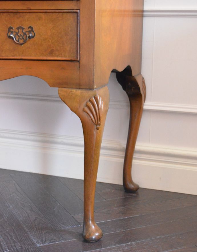 ロイドテーブル アンティーク家具 英国の書斎で使えるアンティーク家具、お仕事も捗る素敵なウォルナット材のデスク 。きちんと支えます。(k-1546-f)