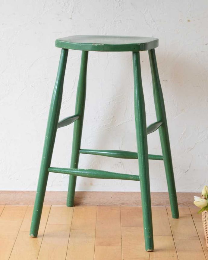 アンティーク チェア イギリスから連れて帰ってきたカウンターで使えるペイント仕上げのアンティークハイスツール。しっかり修復しましたアンティークなので経年変化によるキズはありますが、専門の職人が全部を組み直して修復しているので安心してお使いください。(k-1546k-c)