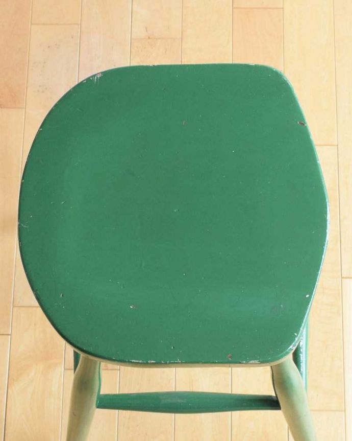 アンティーク チェア イギリスから連れて帰ってきたカウンターで使えるペイント仕上げのアンティークハイスツール。丸みのある座面座ったり、荷物を置いたり、お花を飾ったり・・・いろいろ使えるアイテムです。(k-1546k-c)