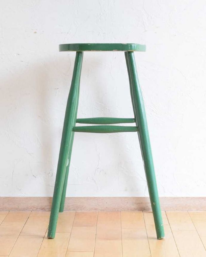 アンティーク チェア イギリスから連れて帰ってきたカウンターで使えるペイント仕上げのアンティークハイスツール。360度、どこから見ても美しい脚もしっかり組まれているのがわかります。(k-1546k-c)