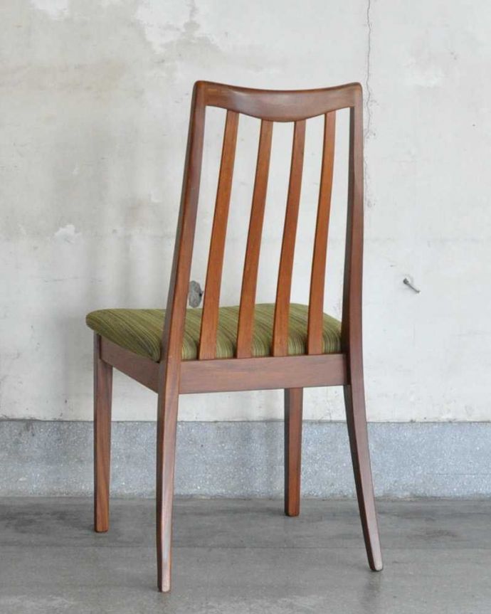 G-PLAN(Gプラン) アンティーク チェア 北欧スタイルにピッタリなヴィンテージチェア、G-PLANのフレスコのハイバックチェア。後ろ姿にも自信があります新品ではないので経年変化によるキズはありますが、専門の職人が目立たないようキレイにお直しをしているので、後姿までキレイです。(k-1547-c)