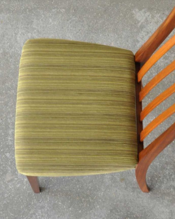 G-PLAN(Gプラン) アンティーク チェア 北欧スタイルにピッタリなヴィンテージチェア、G-PLANのフレスコのハイバックチェア。座面を上から見るとこんな感じ長時間座っても疲れません。(k-1547-c)