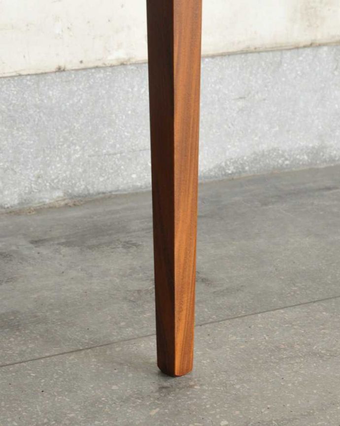 G-PLAN(Gプラン) アンティーク チェア 北欧スタイルにピッタリなヴィンテージチェア、G-PLANのフレスコのハイバックチェア。床を滑らせて移動出来ますHandleではアンティークチェアの脚の裏にフェルトキーパーをお付けしています。(k-1547-c)