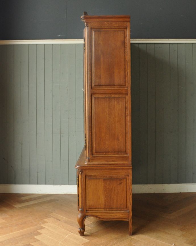 アンティークのキャビネット　アンティーク家具　フランスらしい優雅なアンティーク家具、ゴージャスなガラスキャビネット（食器棚）。横から見ると意外とスッキリしているんですよ。(k-1547-f)