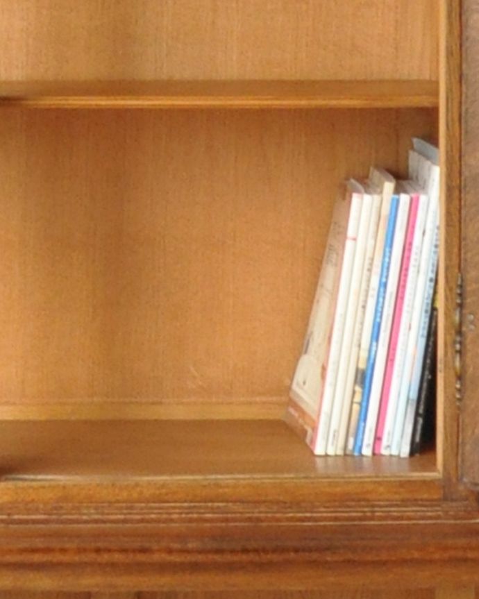 アンティークのキャビネット　アンティーク家具　フランスらしい優雅なアンティーク家具、ゴージャスなガラスキャビネット（食器棚）。場所をとりやすい料理本や子どもの絵本も入ります。(k-1547-f)