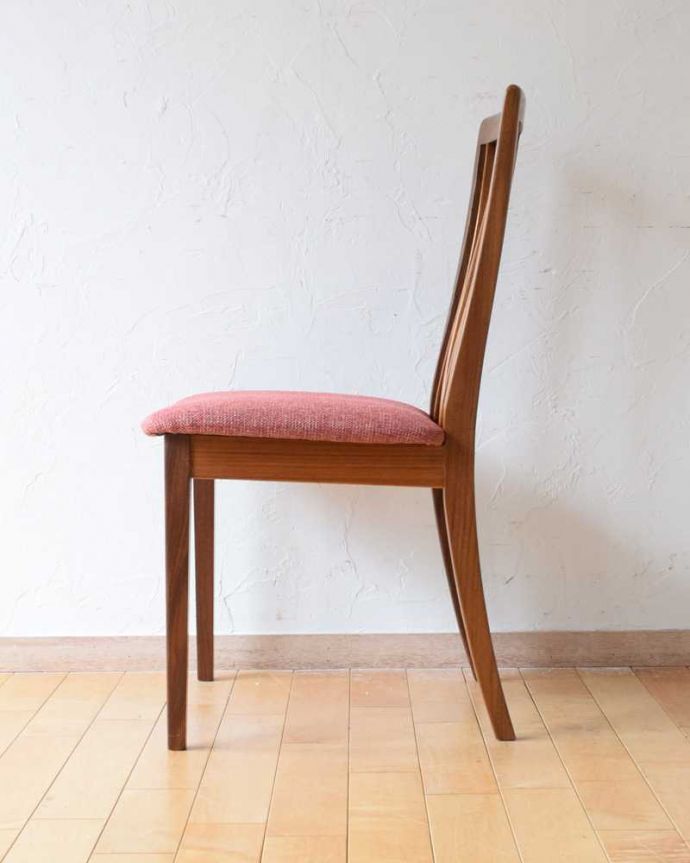 G-PLAN(Gプラン)　アンティーク チェア　イギリスで見つけたお洒落なX-Backのビンテージダイニングチェア（G-PLAN）。横から見てもスッキリとカッコイイヴィンテージチェアは、もちろん新品ではないので経年変化によるキズはありますが、キレイに修復したので安心して座って下さい。(k-1548-c)