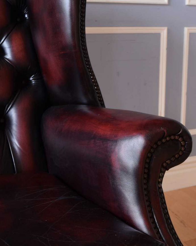 1Pソファ(ラウンジチェア)　アンティーク チェア　英国で見つけたアンティークチェスターフィールドのラウンジチェア。アーム部分もカッコいい肘を掛けておけるアームチェアは座ったときにやっぱりラク。(k-1549-c)