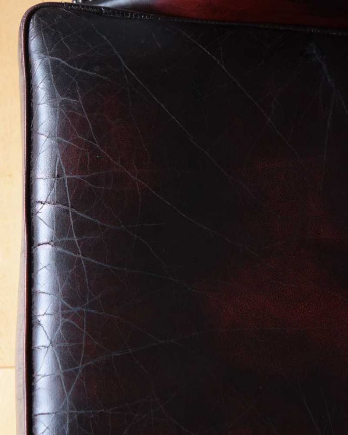 1Pソファ(ラウンジチェア)　アンティーク チェア　英国で見つけたアンティークチェスターフィールドのラウンジチェア。近くで見るとこんな感じ。(k-1549-c)