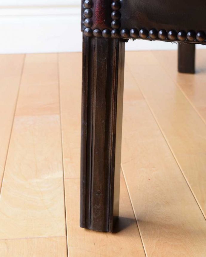 1Pソファ(ラウンジチェア)　アンティーク チェア　英国で見つけたアンティークチェスターフィールドのラウンジチェア。床を滑らせて移動出来ますHandleではアンティークチェアの脚の裏にフェルトキーパーをお付けしています。(k-1549-c)