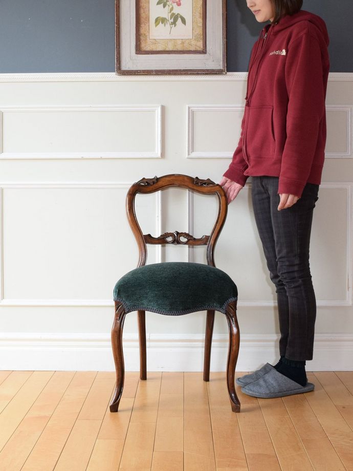 アンティークのバルーンバックチェア