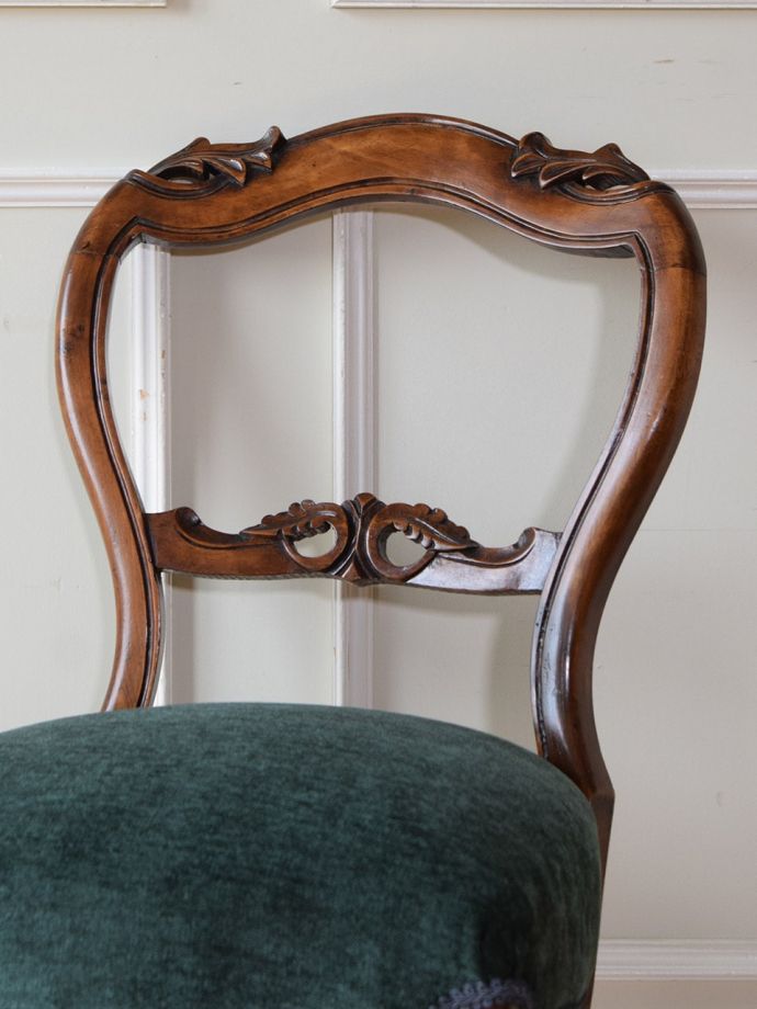 背もたれが美しいアンティークの椅子