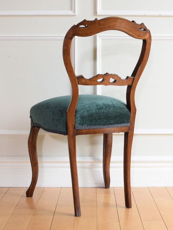 アンティークのサロンチェアの後ろ姿