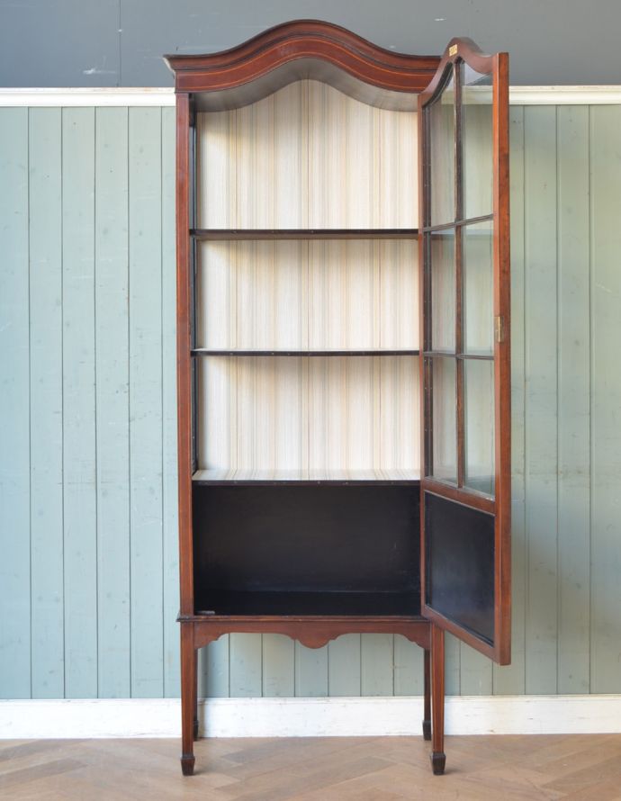 ガラスキャビネットの扉の中