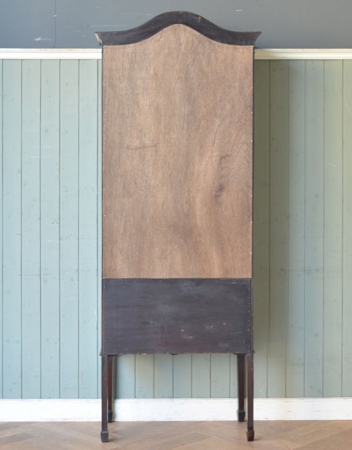 キャビネットの後ろ姿