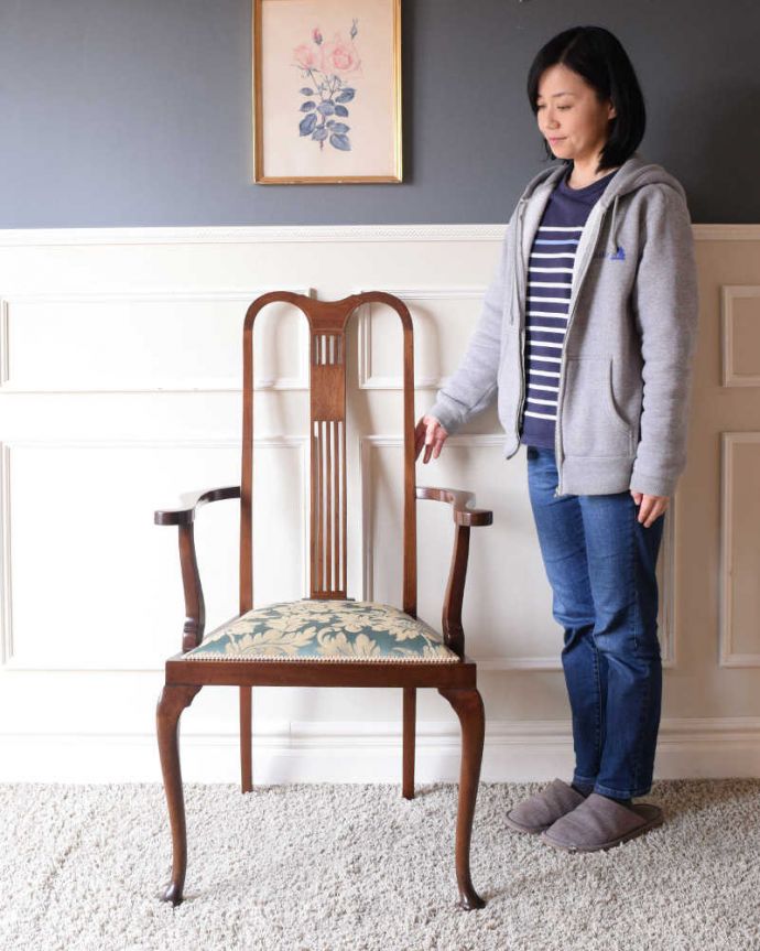 サロンチェア アンティーク チェア 英国輸入のアンティークアームチェア、優雅なサロンチェア 。「見る」だけで幸せになるアンティークの椅子最高級のアンティークチェアは、座って使う楽しみ以外に目で見て楽しめます。(k-1551-c)