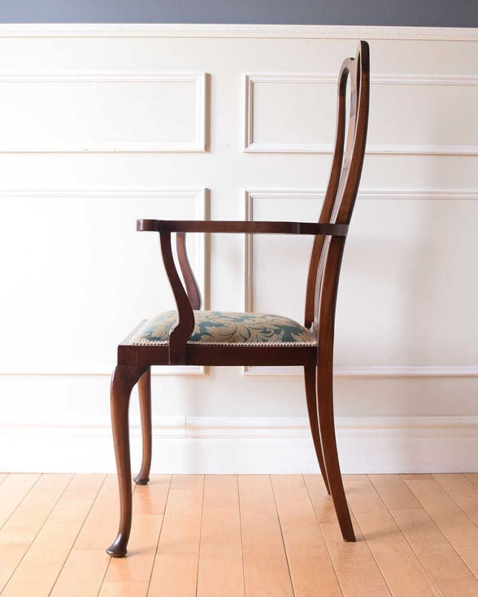 サロンチェア アンティーク チェア 英国輸入のアンティークアームチェア、優雅なサロンチェア 。横から見ても優雅な立ち姿もちろん、横から見た姿も優雅で美しいんです。(k-1551-c)