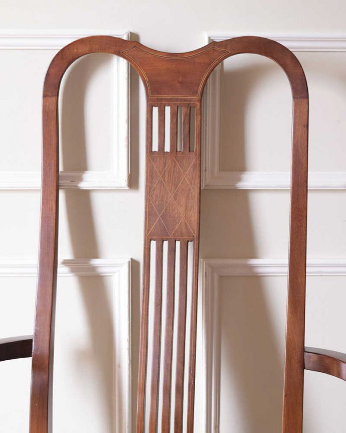 サロンチェア アンティーク チェア 英国輸入のアンティークアームチェア、優雅なサロンチェア 。美しさの極みを堪能して下さい高級材で描かれた美しく柔らかなフォルム。(k-1551-c)