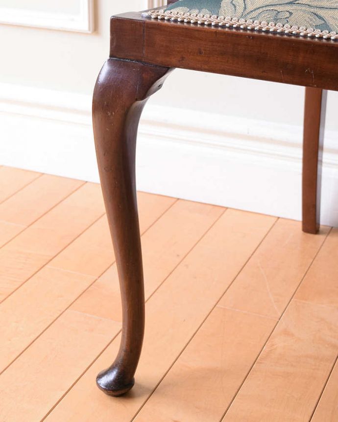 サロンチェア アンティーク チェア 英国輸入のアンティークアームチェア、優雅なサロンチェア 。床を滑らせて移動出来ますHandleではアンティークチェアの脚の裏にフェルトキーパーをお付けしています。(k-1551-c)