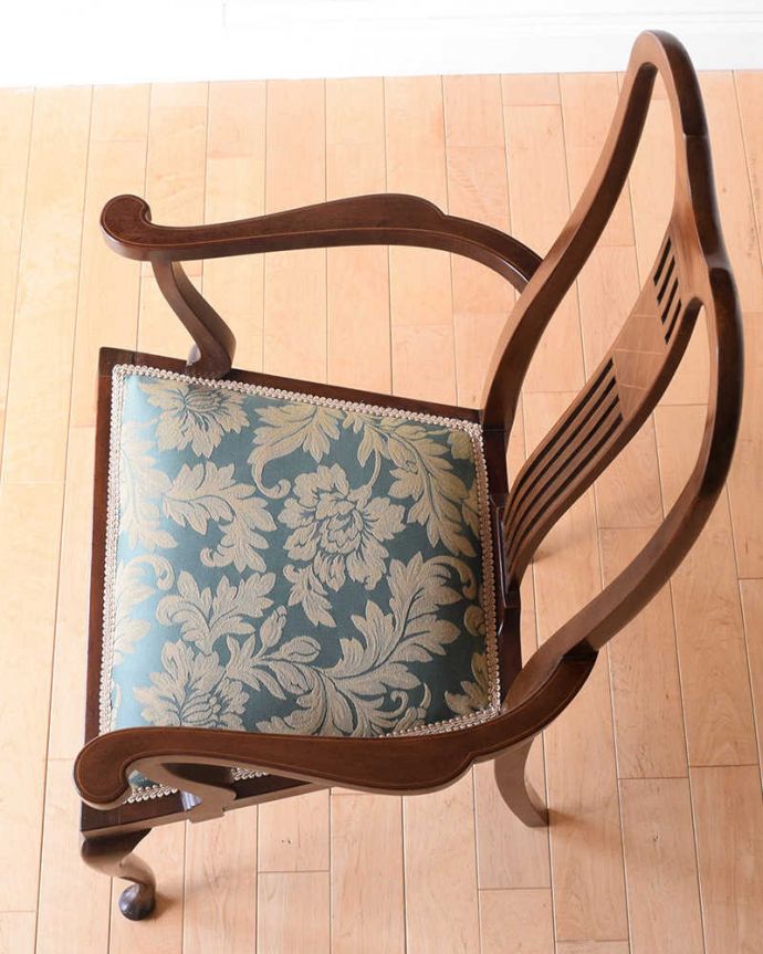 サロンチェア アンティーク チェア 英国輸入のアンティークアームチェア、優雅なサロンチェア 。座面を上から見るとこんな感じ座面は布貼りなので、長時間座っても疲れません。(k-1551-c)