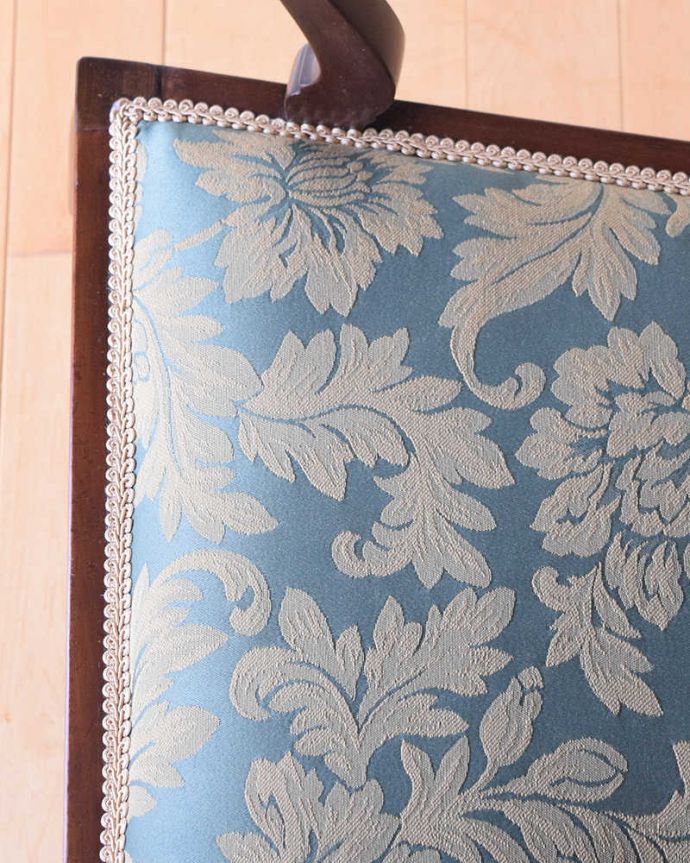 サロンチェア アンティーク チェア 英国輸入のアンティークアームチェア、優雅なサロンチェア 。生地のセレクトにもこだわりました優雅なアンティークチェアの雰囲気をそのままに、一番似合う貼り座をじっくり選びました。(k-1551-c)