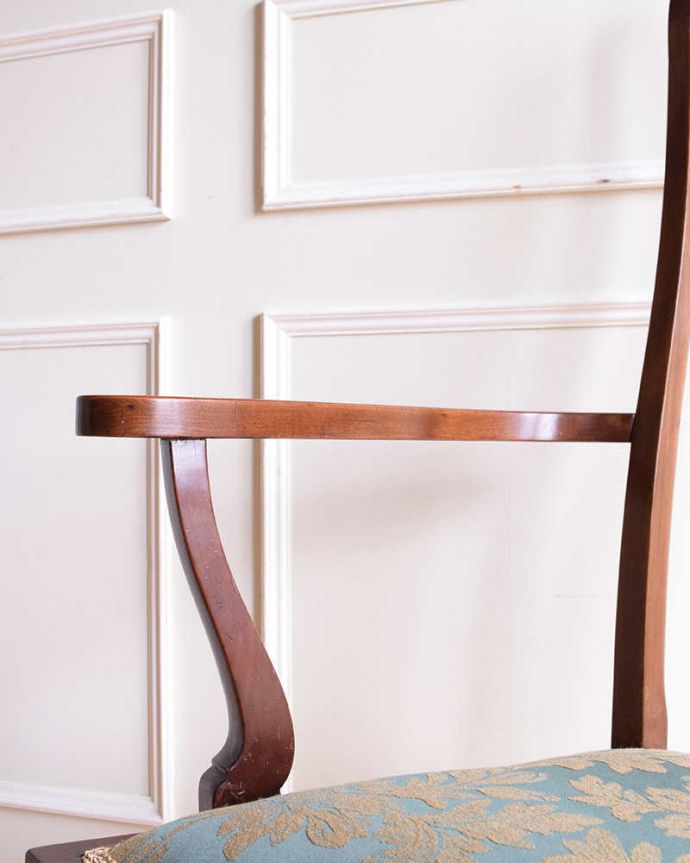 サロンチェア アンティーク チェア 英国輸入のアンティークアームチェア、優雅なサロンチェア 。アーム部分にも注目肘を掛けておけるアームチェアは座ったときにやっぱりラク。(k-1551-c)