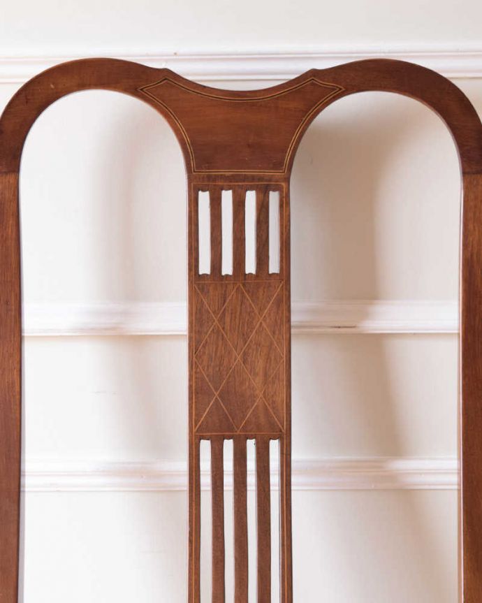 サロンチェア アンティーク チェア 英国輸入のアンティークアームチェア、優雅なサロンチェア 。華やかな象嵌の模様木を組み合わせることで作る象嵌で描かれた模様。(k-1551-c)