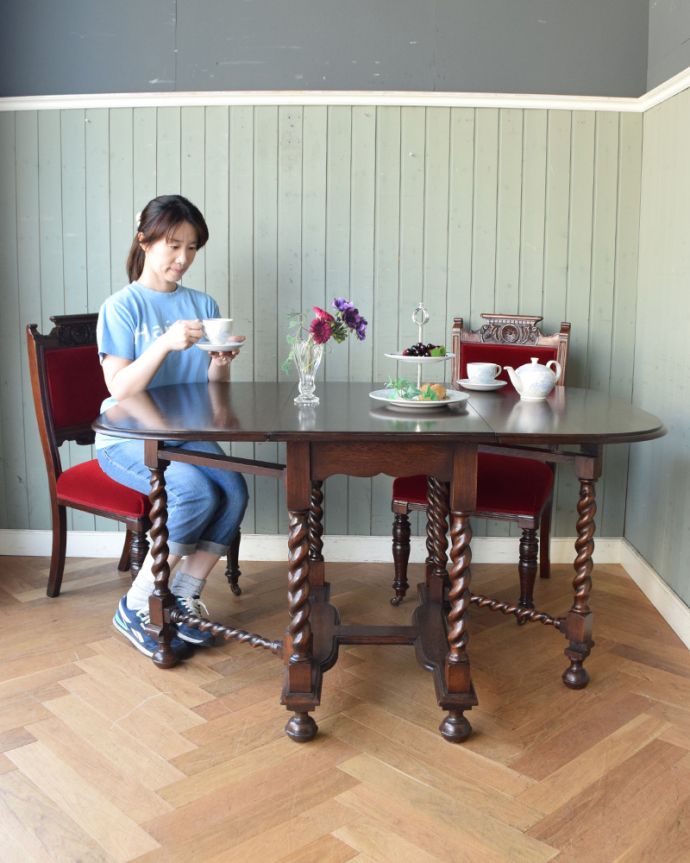 ロイドテーブル　アンティーク家具　ツイスト脚のアンティーク英国家具、伸張式ダイニングテーブル（ゲートレッグテーブル）。テーブルにしてはコンパクトなサイズです。(k-1552-f)