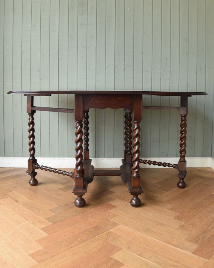ロイドテーブル　アンティーク家具　ツイスト脚のアンティーク英国家具、伸張式ダイニングテーブル（ゲートレッグテーブル）。足元のデザインが凝っていて組み脚のようになっています。(k-1552-f)