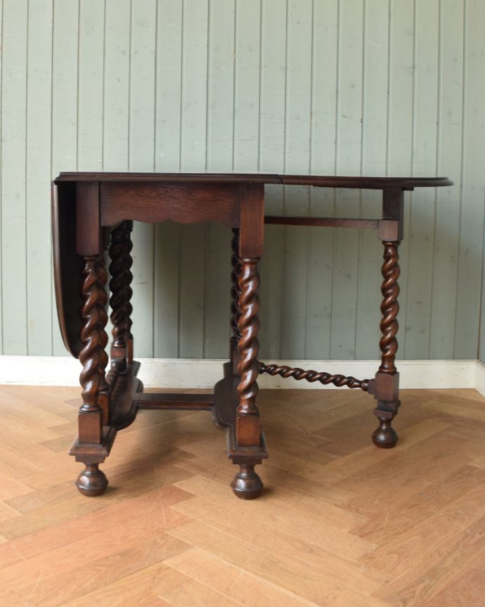 ロイドテーブル　アンティーク家具　ツイスト脚のアンティーク英国家具、伸張式ダイニングテーブル（ゲートレッグテーブル）。普段は折り曲げておいてパソコンをする時は広げて使ったり・・・。(k-1552-f)