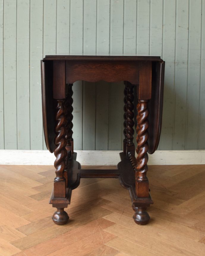 ロイドテーブル　アンティーク家具　ツイスト脚のアンティーク英国家具、伸張式ダイニングテーブル（ゲートレッグテーブル）。閉じるとこんなにコンパクトになるので、壁に付けて片付けることも可能です。(k-1552-f)