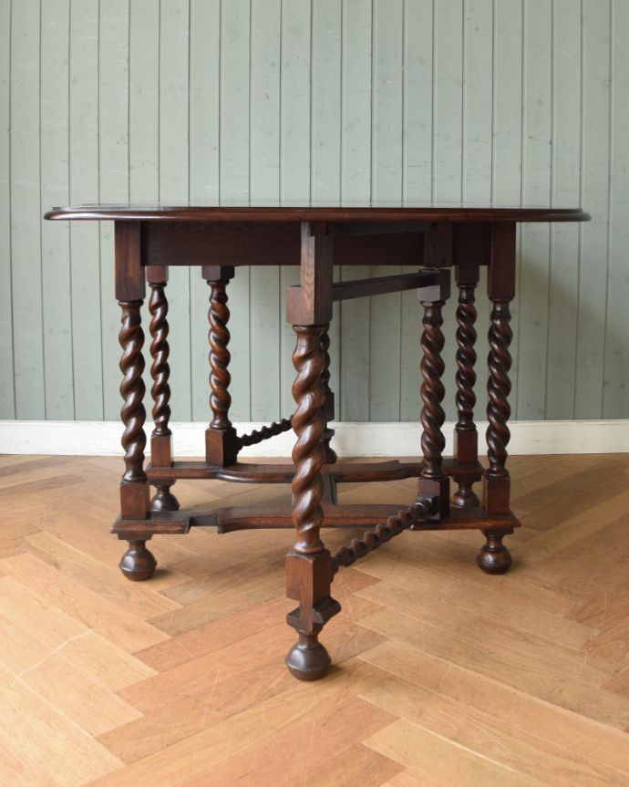 ロイドテーブル　アンティーク家具　ツイスト脚のアンティーク英国家具、伸張式ダイニングテーブル（ゲートレッグテーブル）。それぞれの脚にツイストのデザインが入っています。(k-1552-f)