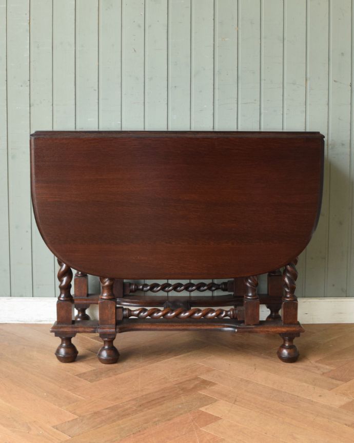 ロイドテーブル　アンティーク家具　ツイスト脚のアンティーク英国家具、伸張式ダイニングテーブル（ゲートレッグテーブル）。アンティークは新品ではないので、経年変化によるキズはありますが、専門の職人によって目立たないようにキレイにお直しをしています。(k-1552-f)