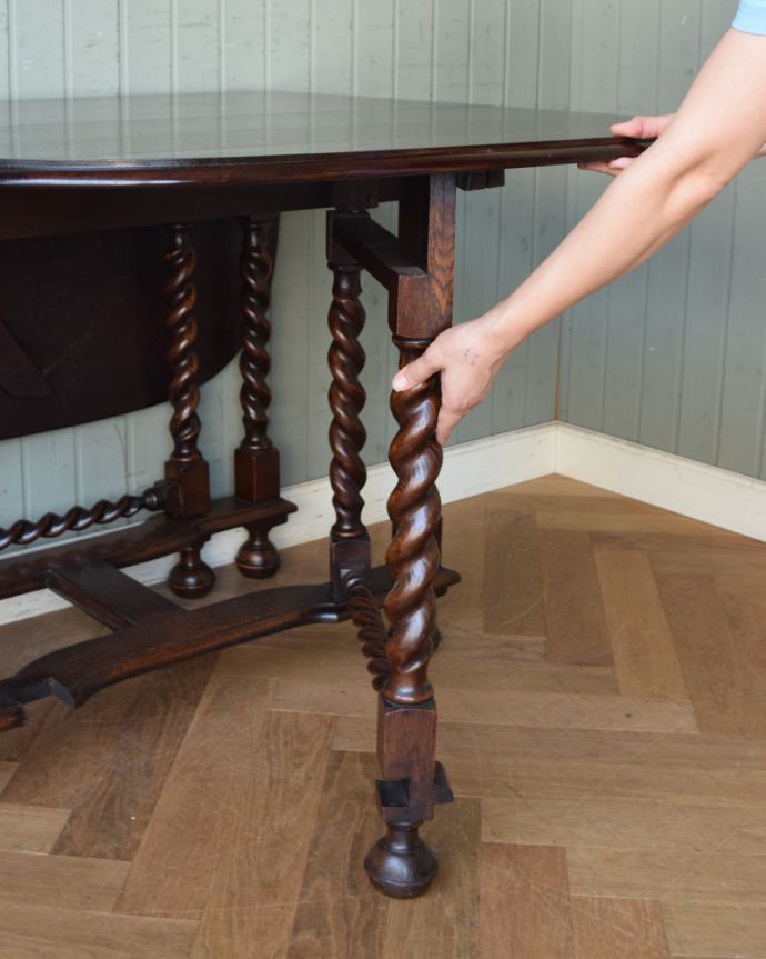 ロイドテーブル　アンティーク家具　ツイスト脚のアンティーク英国家具、伸張式ダイニングテーブル（ゲートレッグテーブル）。脚を引っ張り出すだけなので、組み立ても簡単！女性の力で大丈夫です。(k-1552-f)