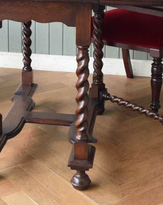 ロイドテーブル　アンティーク家具　ツイスト脚のアンティーク英国家具、伸張式ダイニングテーブル（ゲートレッグテーブル）。丸い足先が可愛いです。(k-1552-f)