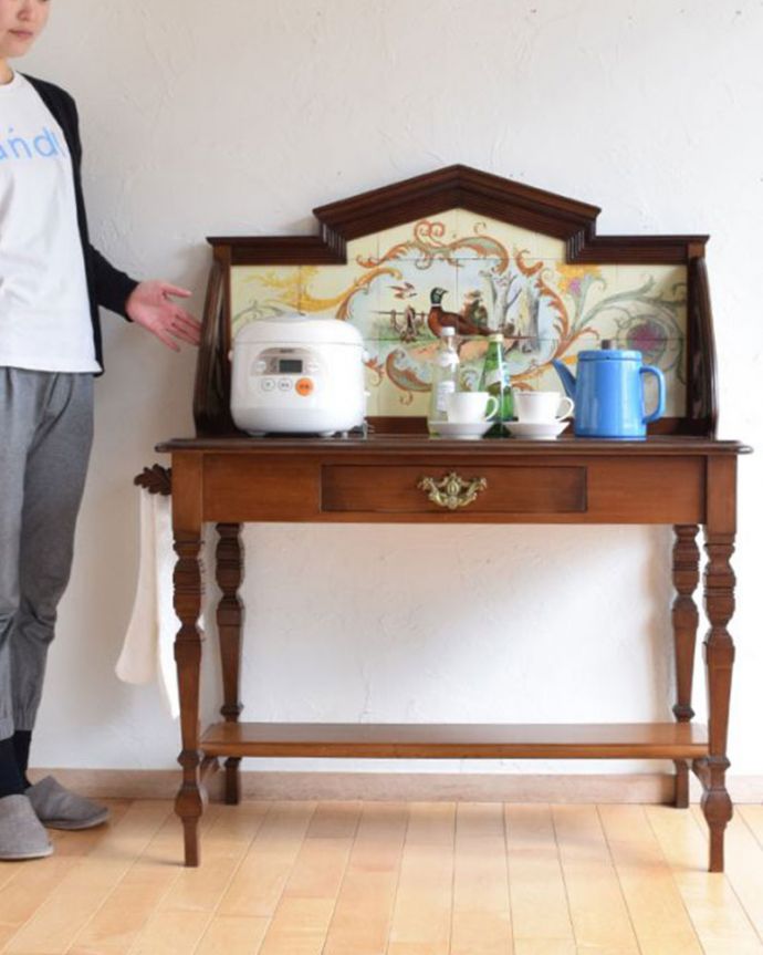 ウォッシュスタンド アンティーク家具 タイルが美しいアンティークウォッシュスタンド(引き出し付き)、マホガニー材の英国家具。アンティークでしか手に入らない家具まだ水道の発達していない時代に洗面所として必ず使われていたウォッシュスタンド。(k-1555-f-1)