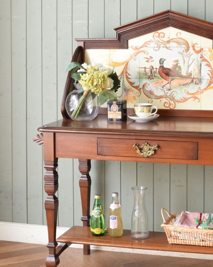 ウォッシュスタンド アンティーク家具 タイルが美しいアンティークウォッシュスタンド(引き出し付き)、マホガニー材の英国家具。タイルと天然大理石の美しいコラボ洗面器を置いて顔や手を洗う用に使っていた家具には、水が弾いてもいいようにタイルと天然大理石の贅沢な素材が使われています。(k-1555-f-1)