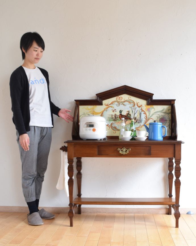 ウォッシュスタンド　アンティーク家具　タイルが美しいアンティークウォッシュスタンド（引き出し付き）、マホガニー材の英国家具。ポットや電話機などの家電を置いても自然になじみます。(k-1555-f)