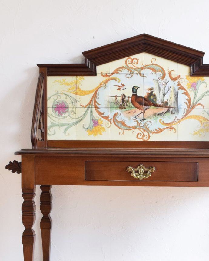 ウォッシュスタンド　アンティーク家具　タイルが美しいアンティークウォッシュスタンド（引き出し付き）、マホガニー材の英国家具。正面にもアンティークのタイルが貼ってあります。(k-1555-f)