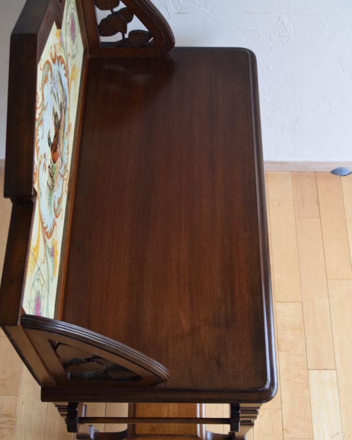 ウォッシュスタンド アンティーク家具 タイルが美しいアンティークウォッシュスタンド(引き出し付き)、マホガニー材の英国家具。天然木タイプで使いやすい天板デスクなどの家具として使いやすい木製タイプの天板。(k-1555-f-1)