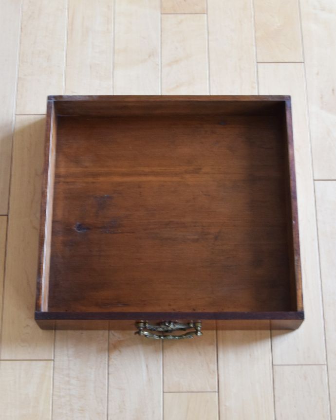 ウォッシュスタンド アンティーク家具 タイルが美しいアンティークウォッシュスタンド(引き出し付き)、マホガニー材の英国家具。引き出しの中もキレイに修復しました!タオルやリネンなどを入れて使っていた引き出しも、もちろん職人がキレイにお直しました。(k-1555-f-1)