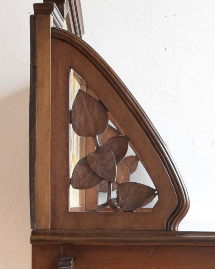 ウォッシュスタンド アンティーク家具 タイルが美しいアンティークウォッシュスタンド(引き出し付き)、マホガニー材の英国家具。惚れ惚れするような美しさとっても堅い無垢材に一体どうやって彫っていったんでしょう?アンティークらしく細かい彫りを眺めているだけでうっとりしてしまいます。(k-1555-f-1)