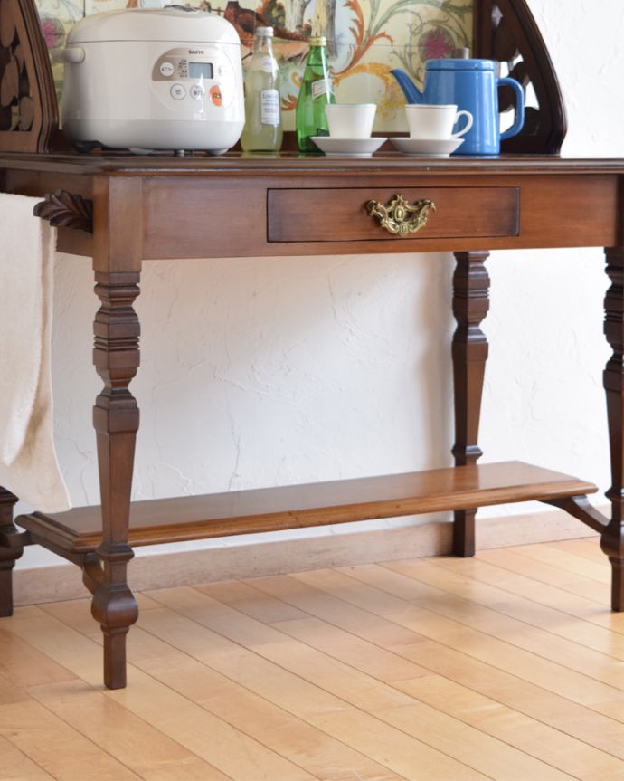 ウォッシュスタンド　アンティーク家具　タイルが美しいアンティークウォッシュスタンド（引き出し付き）、マホガニー材の英国家具。足元に小さな棚が付いています。(k-1555-f)