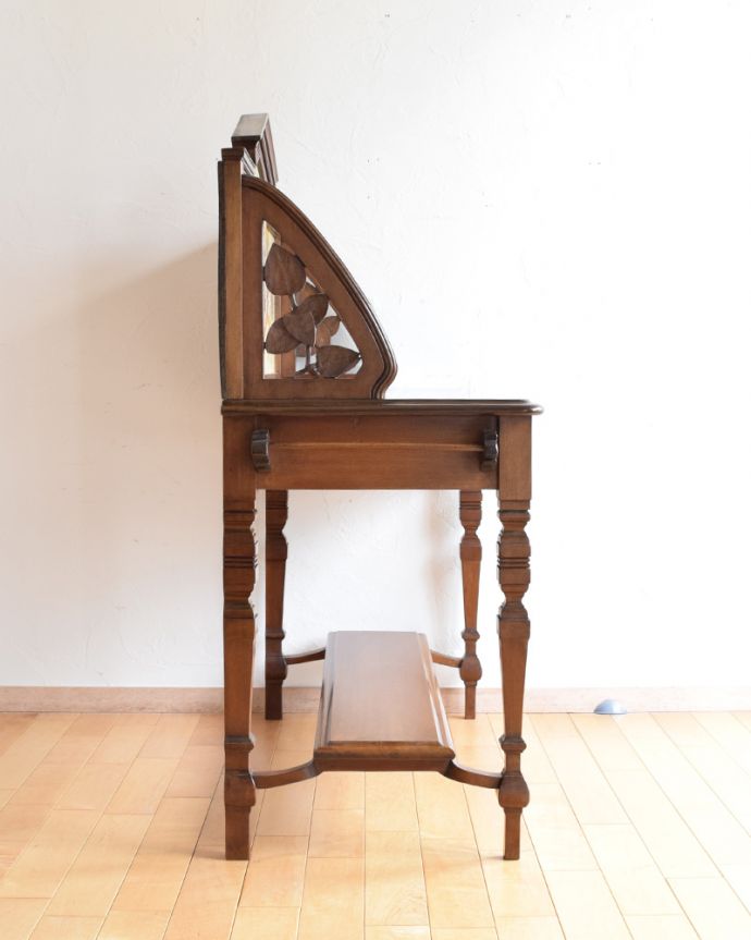 ウォッシュスタンド アンティーク家具 タイルが美しいアンティークウォッシュスタンド(引き出し付き)、マホガニー材の英国家具。横から見てもステキもちろん、横から見てもキレイに仕上がっています。(k-1555-f-1)