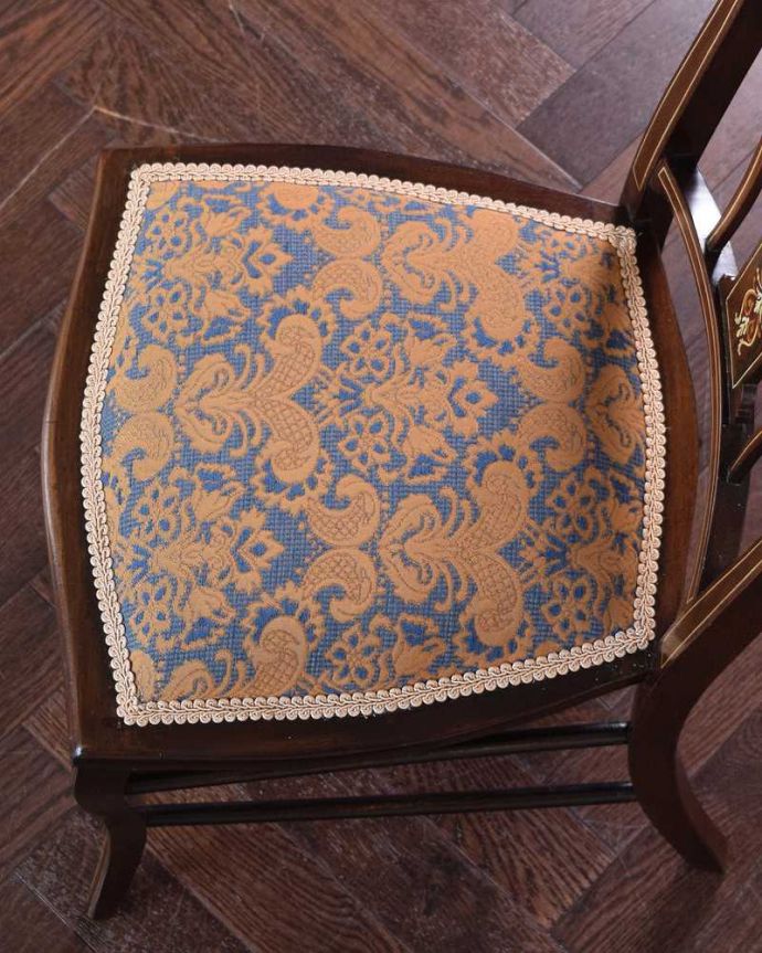 サロンチェア　アンティーク チェア　芸術的な象嵌の細工の模様にうっとり･･･アンティークだから手に入るサロンチェア。座面を上から見るとこんな感じ座面は布貼りなので、長時間座っても疲れません。(k-1556-c)