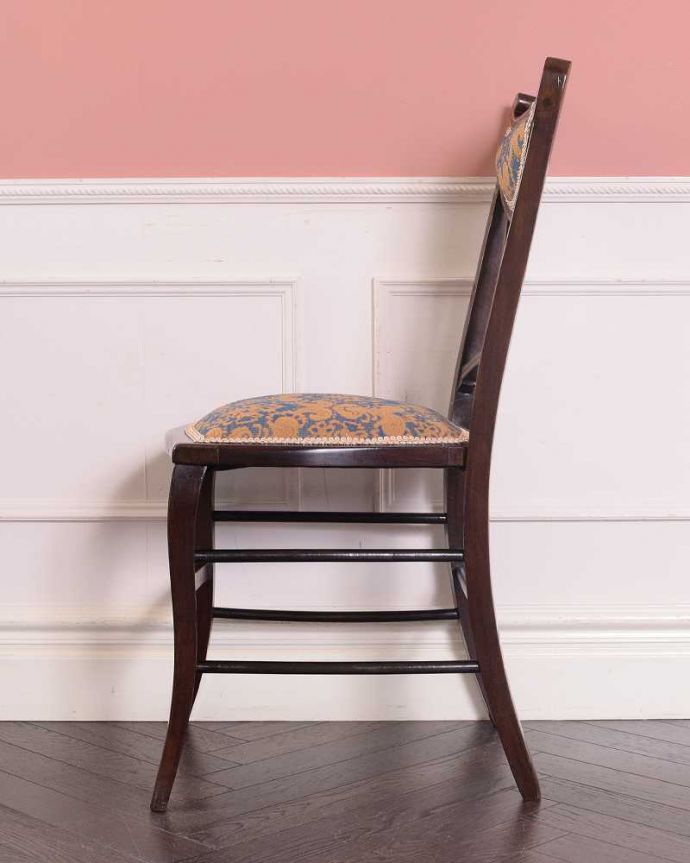 サロンチェア　アンティーク チェア　芸術的な象嵌の細工の模様にうっとり･･･アンティークだから手に入るサロンチェア。横から見ても優雅な立ち姿もちろん、横から見た姿も優雅で美しいんです。(k-1556-c)