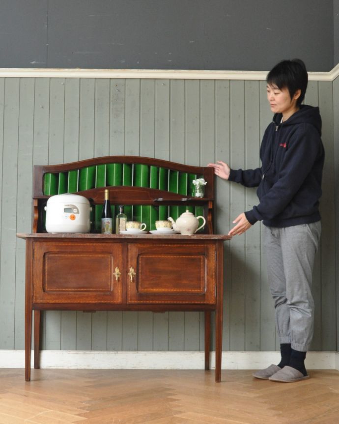 アンティークのキャビネット アンティーク家具 グリーンのタイルが素敵なウォッシュスタンド(洗面台)、アンティーク英国家具。アンティークでしか手に入れることが出来ないキャビネット水道が発達していない時代に洗面台代わりに使われてたウォッシュスタンド。(k-1557-f)